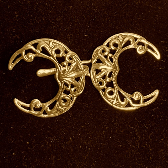 Gold moon cloak clasp - Picture 1 of 6